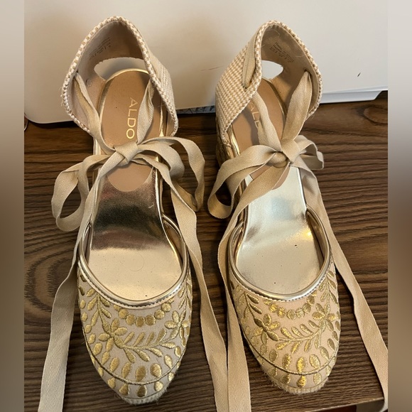Gold embroidered ALDO Wedges, BRAND NEW! - Picture 2 of 7